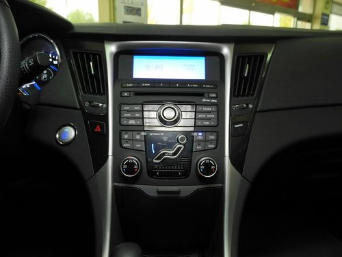 北京现代 第八代索纳塔 2.0 LUX AT 中控仪表台总特写