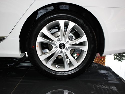 北京现代 第八代索纳塔 2.4 TOP AT 后轮整体照片