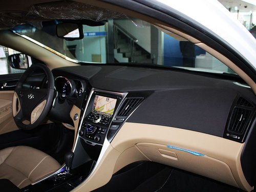 北京现代  第八代索纳塔 2.4 TOP AT 中控台右侧