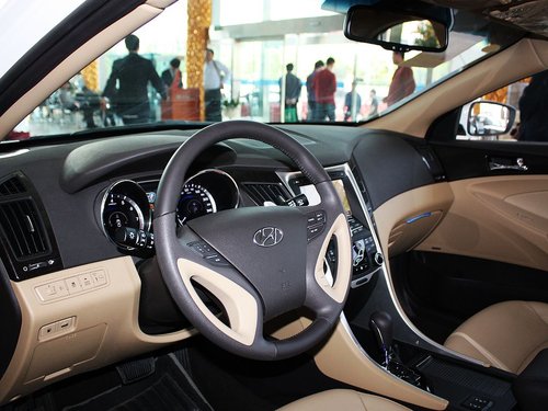 北京现代 第八代索纳塔 2.4 TOP AT 中控台左侧