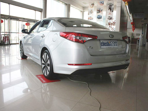 东风悦达起亚  起亚K5 2.0 AT 车辆左后45度视角