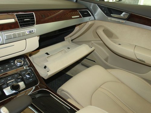 奥迪(进口)  A8L 3.0TFSI High quattro 手套箱整体特写