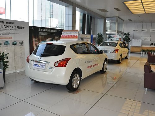 东风日产 新骐达 1.6 MT 车辆右侧尾部视角