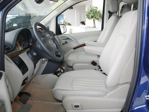 福建戴姆勒-奔驰  唯雅诺Vinao 2.5L AT 驾驶席座椅正视图