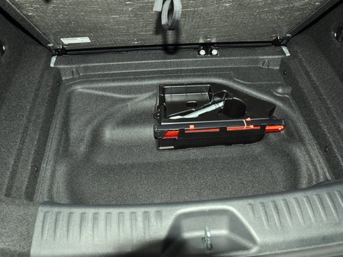 奔驰(进口) A180 1.6T DCT 打开后备箱内盖板特写