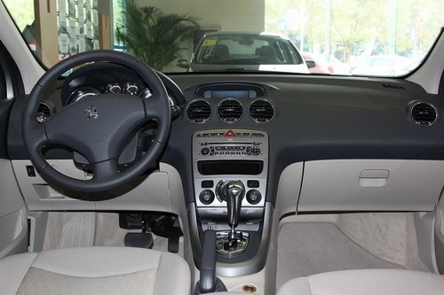 东风标致  标致408 2.0 AT 中控台整体