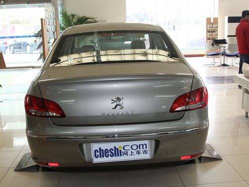 东风标致  标致408 2.0 AT 车辆正后方尾部视角