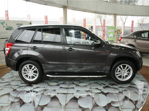 铃木(进口)  超级维特拉 2.4 AT 车辆正右侧