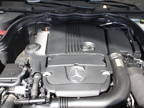 奔驰(进口)  C200 1.8T AT 发动机主体特写