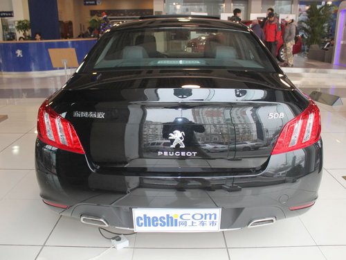 东风标致  标致508 2.3L AT 车辆正后方尾部视角