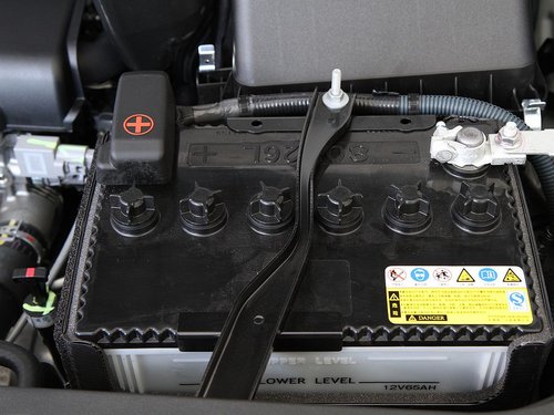 一汽丰田  RAV4 2.4 AT 蓄电池特写