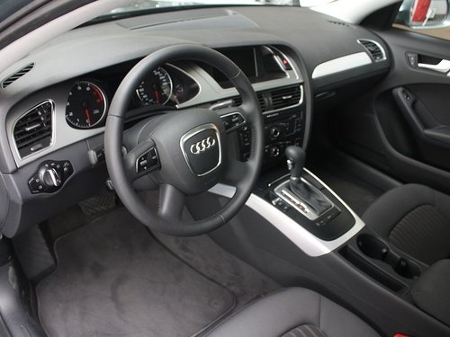 一汽奥迪  A4L 2.0 TFSI CVT 中控台左侧