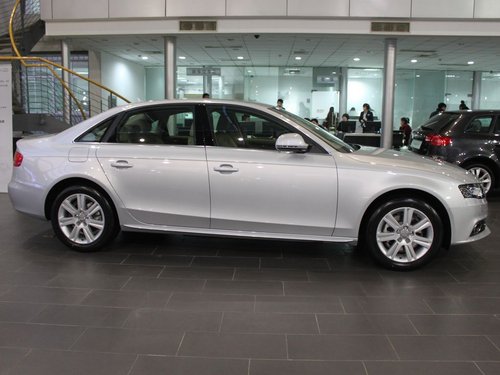 一汽奥迪  A4L 2.0 TFSI CVT 车辆正右侧