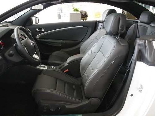 雷诺  梅甘娜CC 2.0 CVT 驾驶席座椅正视图