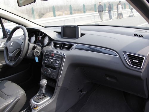 东风标致  308 2.0 AT 中控台右侧