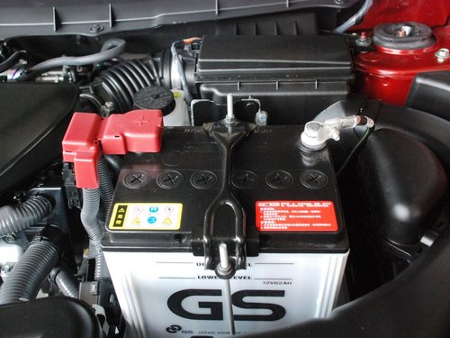 东风日产 2.5L CVT 蓄电池特写