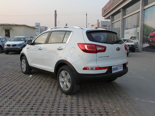 东风悦达起亚  智跑 2.0 GLS AT 车辆左后45度视角