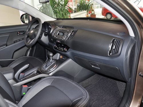 东风悦达起亚  2.0L 自动 中控台右侧