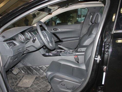 东风标致  标致508 2.0 AT 驾驶席座椅正视图