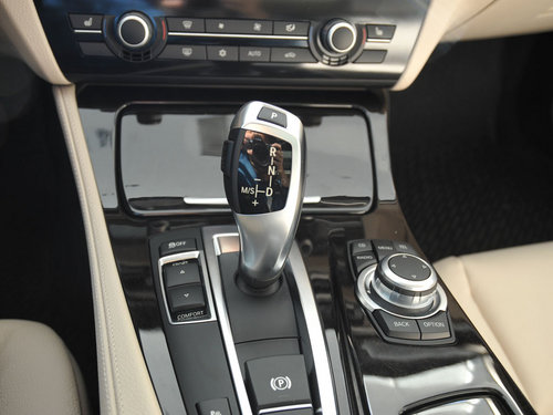 宝马(进口) 530i 3.0L AT 挂档把手特写