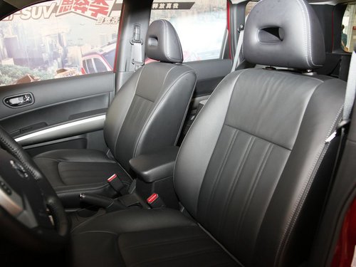 东风日产 奇骏 2.5L CVT 驾驶席座椅前45度视图