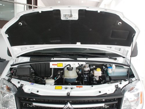 大通MAXUS V80 2.5T MT 发动机局部特写