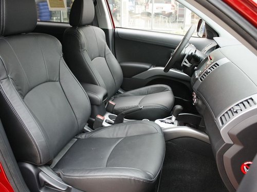 三菱(进口)  劲界 2.4L CVT 副驾驶席座椅45度特写