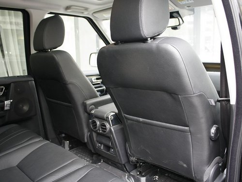 路虎  第四代发现 5.0 AT 第一排座椅靠背后方