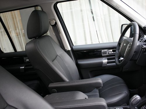 路虎 第四代发现 5.0 AT 驾驶席座椅内侧特写