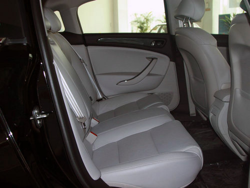 东风雪铁龙  C5 2.0 AT 第二排座椅正视图