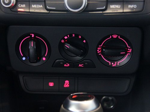 奥迪(进口) A1 30TFSI 1.4T 中控台下方特写