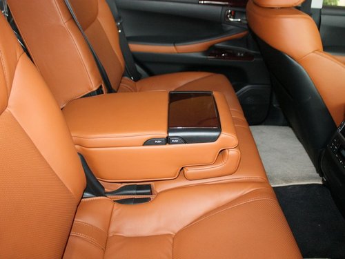 雷克萨斯  LX570 5.7 AT 第二排座椅中间特写