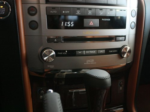 雷克萨斯  LX570 5.7 AT 中控台下方特写