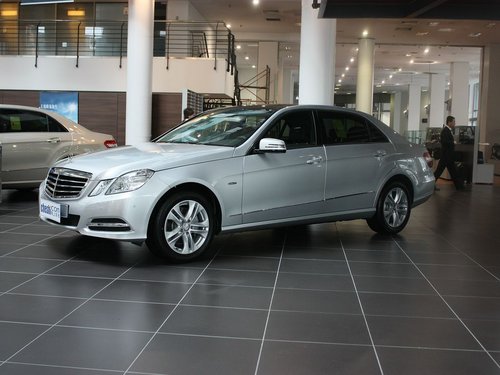 北京奔驰 E260L 1.8T AT 车辆左前45度视角