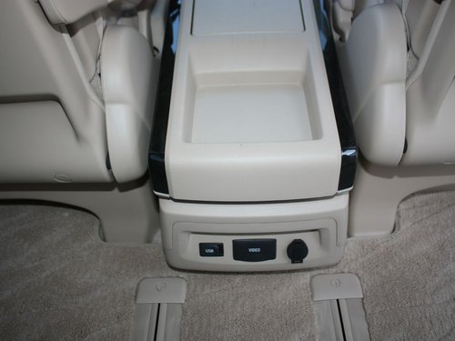 丰田(进口)  埃尔法 3.5l AT 前排座椅中央后方整体