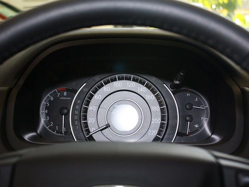 东风本田  CR-V 2.4L AT 方向盘后方仪表盘