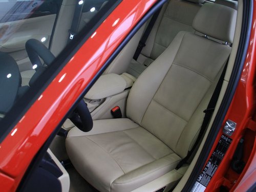华晨宝马  X1 xDrive20i 2.0T AT 驾驶席座椅前45度视图