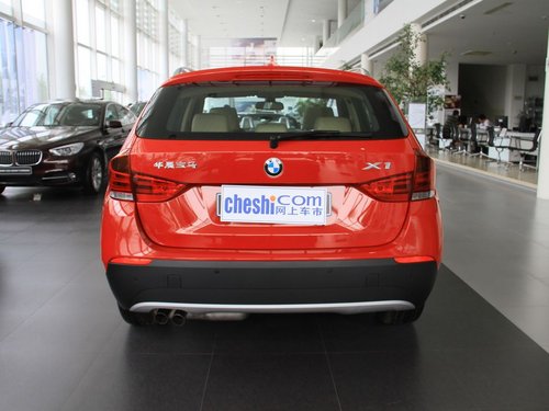 华晨宝马 X1 xDrive28i 2.0T AT 车辆正后方尾部视角