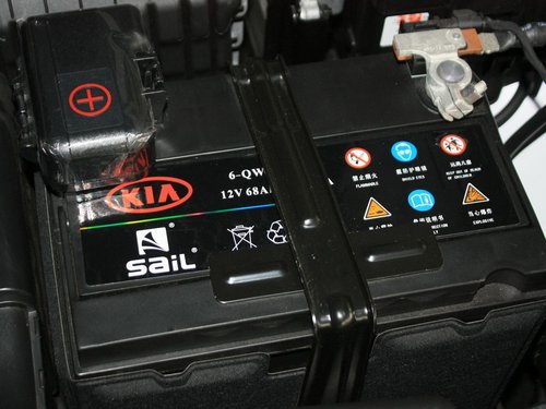 东风悦达起亚  K5 2.0 Premium AT 蓄电池特写