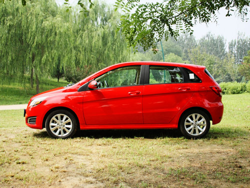 北京汽车  E150 1.5 AT 车辆左正侧视角