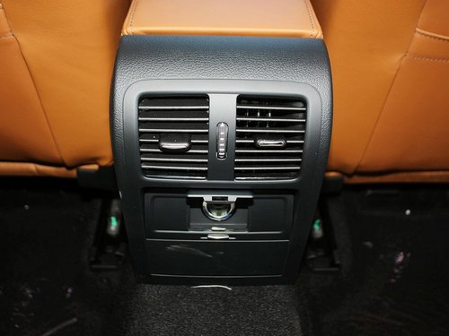 一汽-大众  CC 2.0TSI DSG 前排座椅中央后方整体