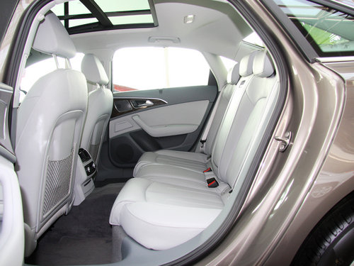 一汽奥迪  A6L 30 FSI CVT 第二排座椅正视图