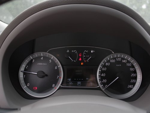 东风日产  轩逸 1.8 XL CVT 方向盘后方仪表盘