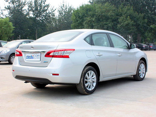 东风日产  轩逸 1.8 XL CVT 车辆右侧尾部视角