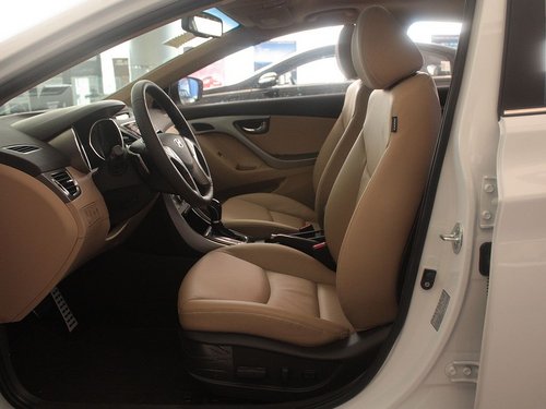 北京现代  朗动 1.8 AT 驾驶席座椅正视图