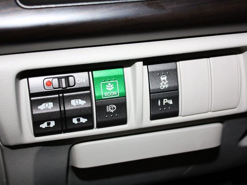 东风本田  2.4L 自动 方向盘左后仪表台