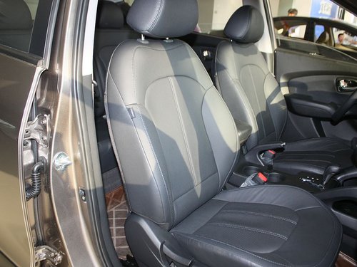 北京现代  ix35 2.0 GLS 4WD AT 副驾驶席座椅45度特写