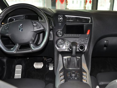 DS 雪铁龙（进口）  雪铁龙DS5 1.6T AT 中控仪表台总特写