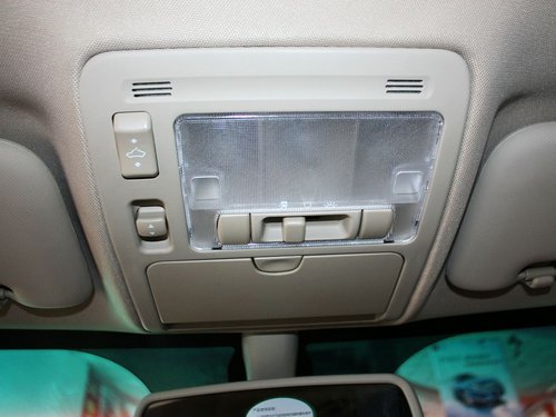 比亚迪  比亚迪S6劲悦版 2.4L AT 前排车顶中央特写