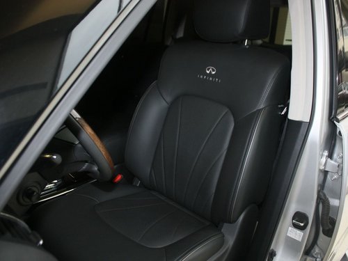 英菲尼迪  5.6L 自动 驾驶席座椅前45度视图